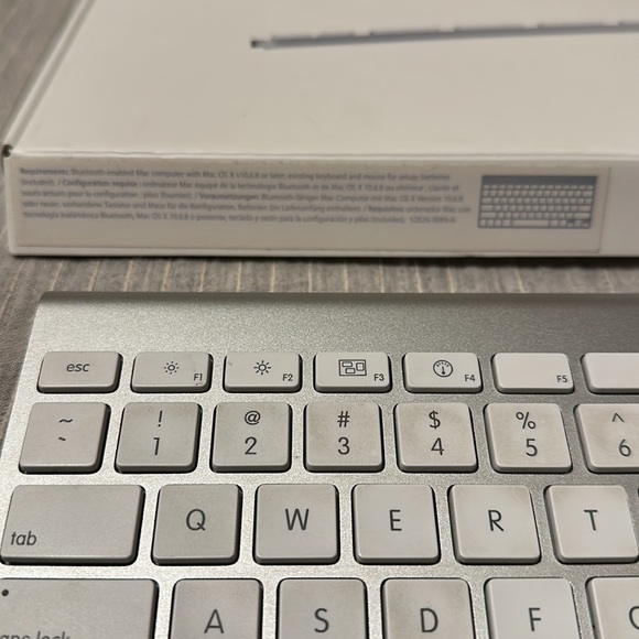 Apple Wireless Keyboard Model No. A1314 - Picture 5 of 12